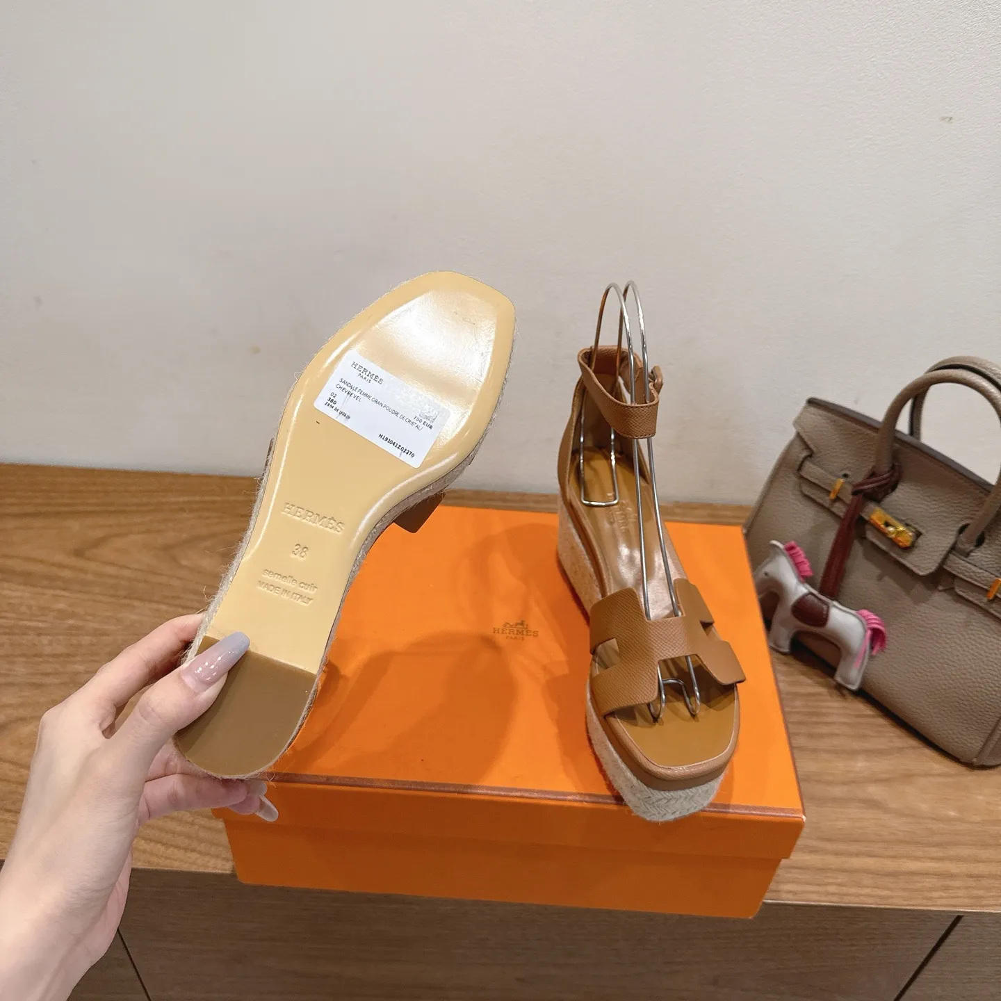 👟👟Ex-factory price 720👟👟 Hermes... a Eclair 2025 new color + popular series, the version is super positive, with a certain thickness, which makes the legs longer! Breathable, comfortable calfskin, spring and summer color matching, this item is both beautiful and comfortable! Channel supply code size: 35-39 can be ordered as 40.41 with airplane box ➕20